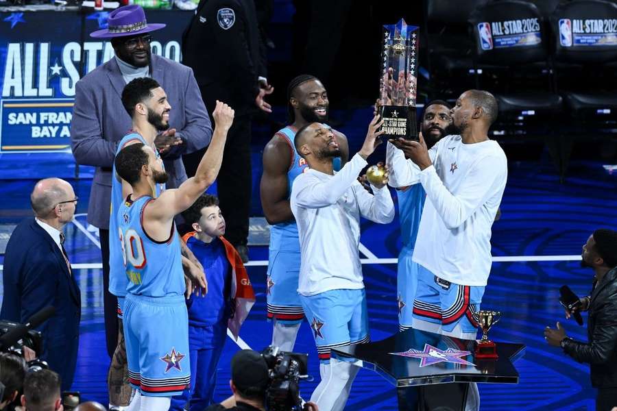 A equipa de Shaquille O'Neal vence o jogo All-Star da NBA.