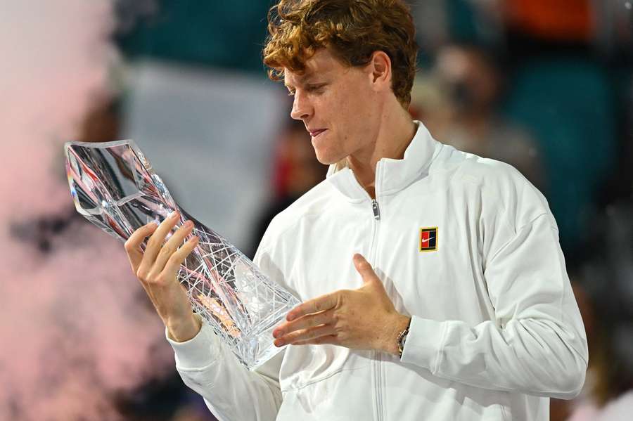 Jannik Sinner, cu trofeul de la Miami 