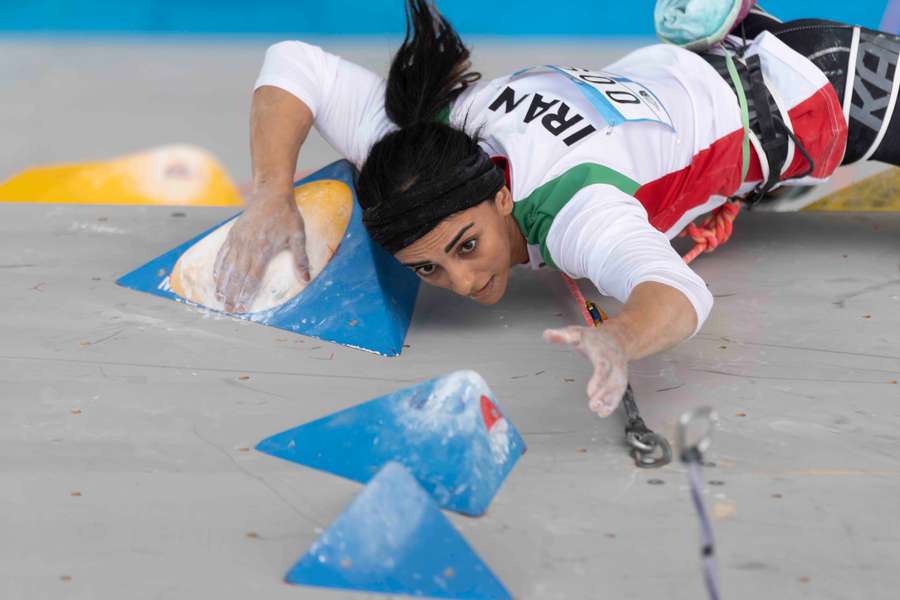 La escaladora Elnaz Rekabi durante su concurso en los campeonatos asiáticos de escalada.
