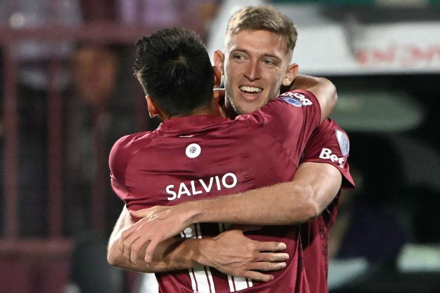 Castillo, que fez o golo da vitória do Lanús, abraça Eduardo Salvio Castillo, que fez o golo da vitória do Lanús, abraça Eduardo Salvio