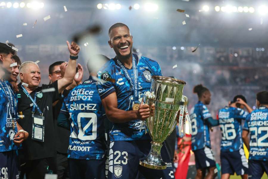 Salomón Rondón festeja pelo Pachuca