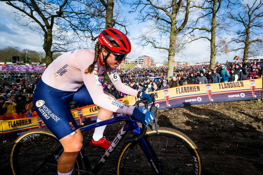 Shirin van Anrooij in actie tijdens het WK in Hoogerheide op 5 februari