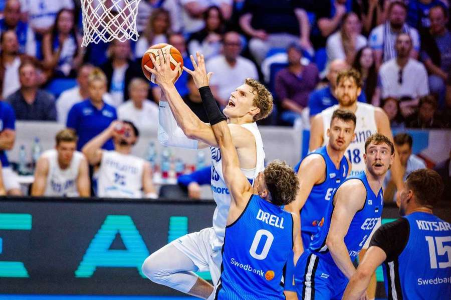 Markkanen drives to the basket against Estonia