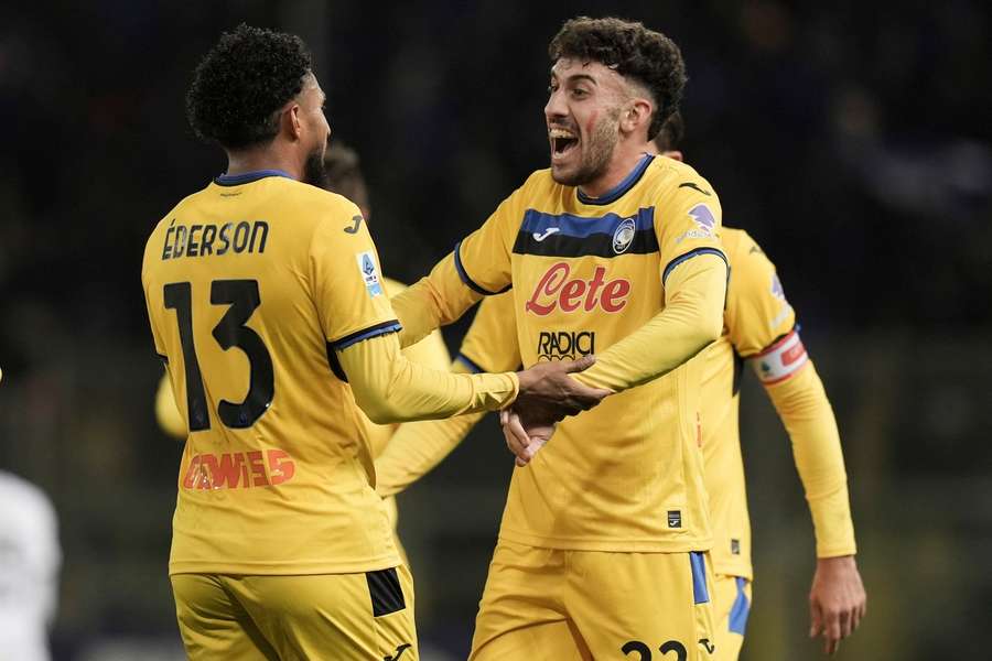 Ederson (izq.) celebra tras marcar durante el partido entre Parma y Atalanta