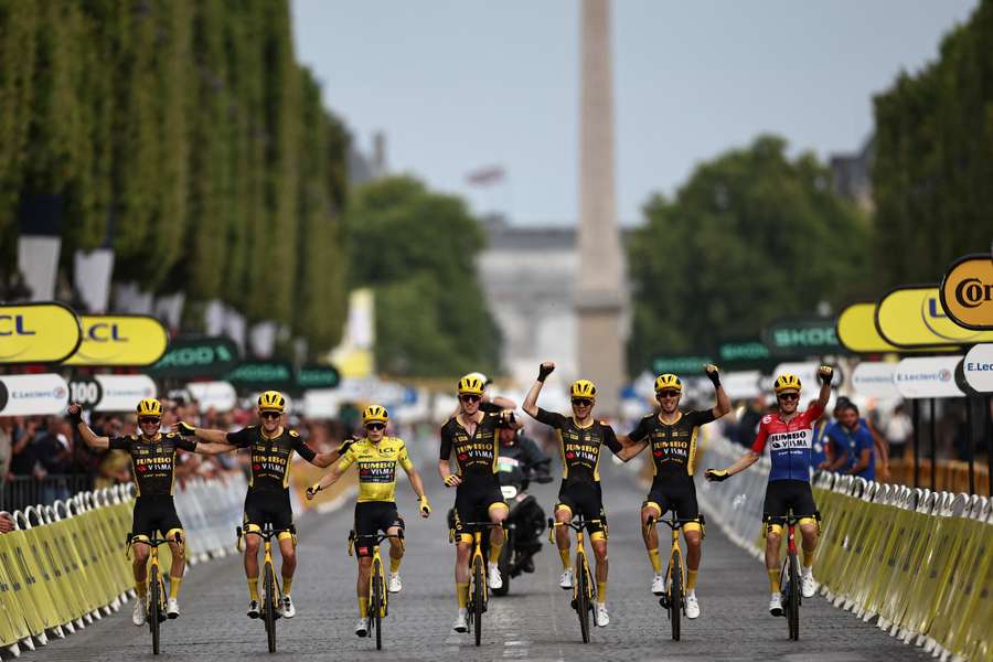 El equipo Visma, en su llegada a la meta del Tour de Francia 2023