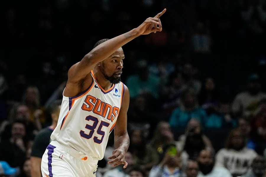 Kevin Durant se po zranění poprvé představil v dresu Suns.