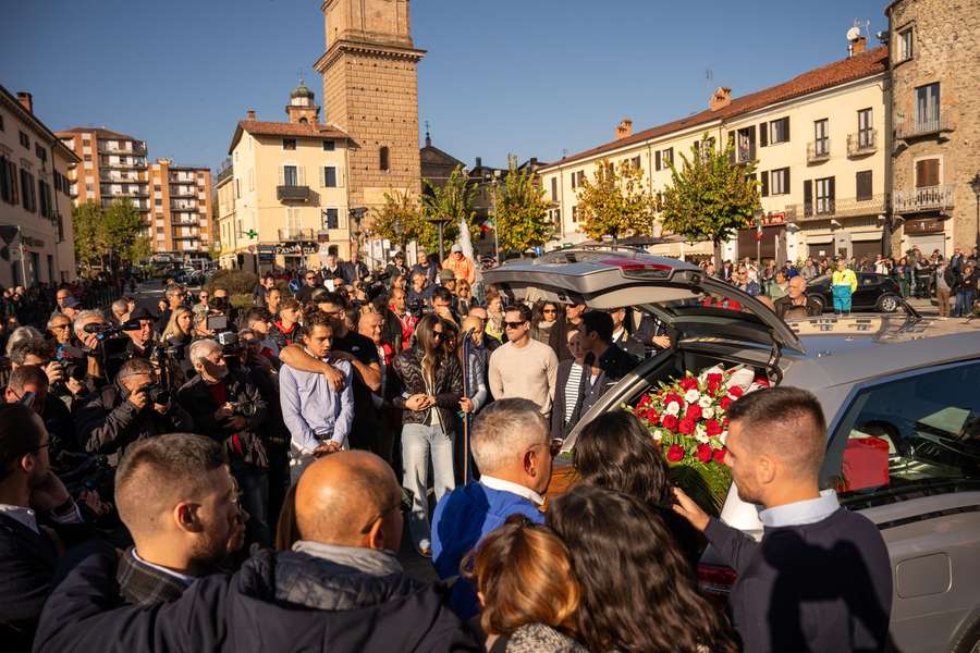 L'arrivo del feretro in chiesa