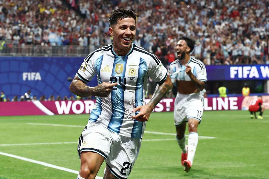 Enzo Fernández celebra el gol de la remontada para Argentina