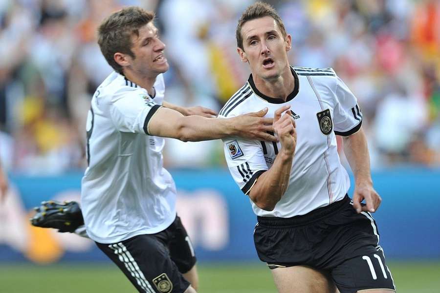 Miroslav Klose e Thomas Müller em ação pela equipa da Alemanha