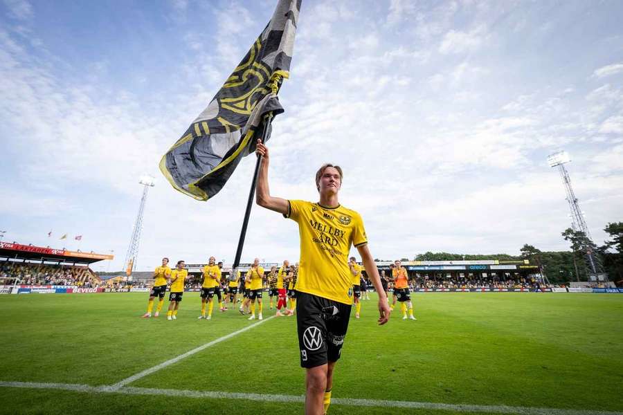 Mjällby AIF: Der Klub aus dem 1.500-Einwohner-Fischerdorf Hällevik wurde im Jahr 2025 sensationell schwedischer Meister. Mjällby AIF: Der Klub aus dem 1.500-Einwohner-Fischerdorf Hällevik wurde im Jahr 2025 sensationell schwedischer Meister.