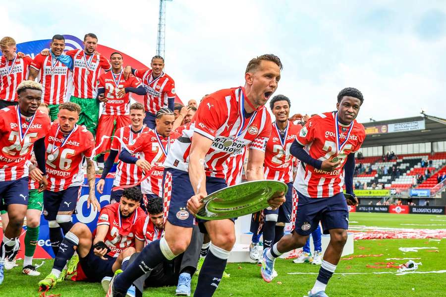 PSV captain Luuk de Jong carrying the Eredivisie trophy after his side's 3-1 win over Sparta Rotterdam