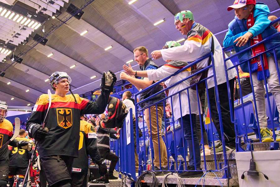 Maksymilian Szuber (l.) erzielte gegen Kasachstan seinen ersten Treffer bei einer Eishockey-WM.