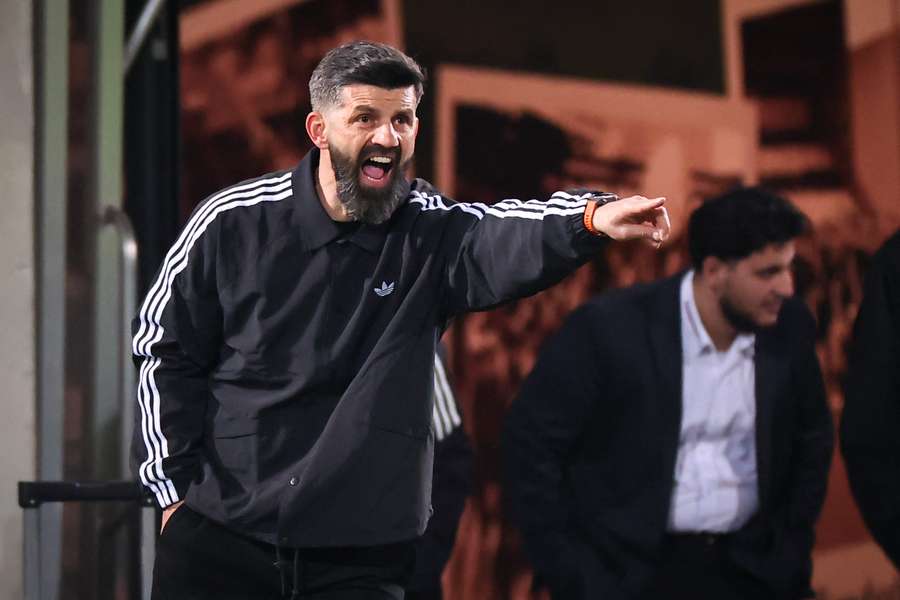 Miron Muslic und seine Schalker sind in der Pole Position um den Aufstieg, vergaben aber Punkte in Fürth.