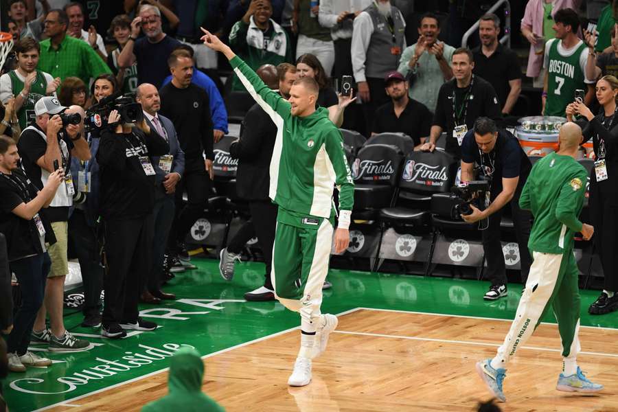 Kristaps Porzingis witający się z fanami