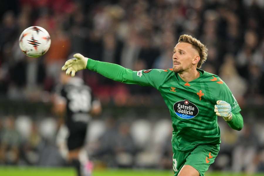 Ionuț Radu degajează Ionuț Radu degajează