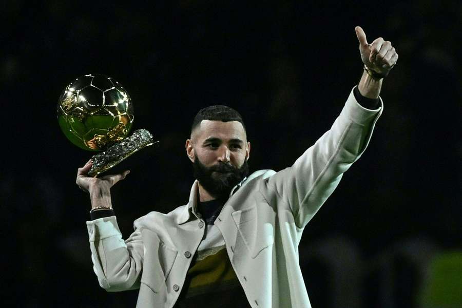 Karim Benzema mostrou a Bola de Ouro na homenagem promovida pelo Lyon