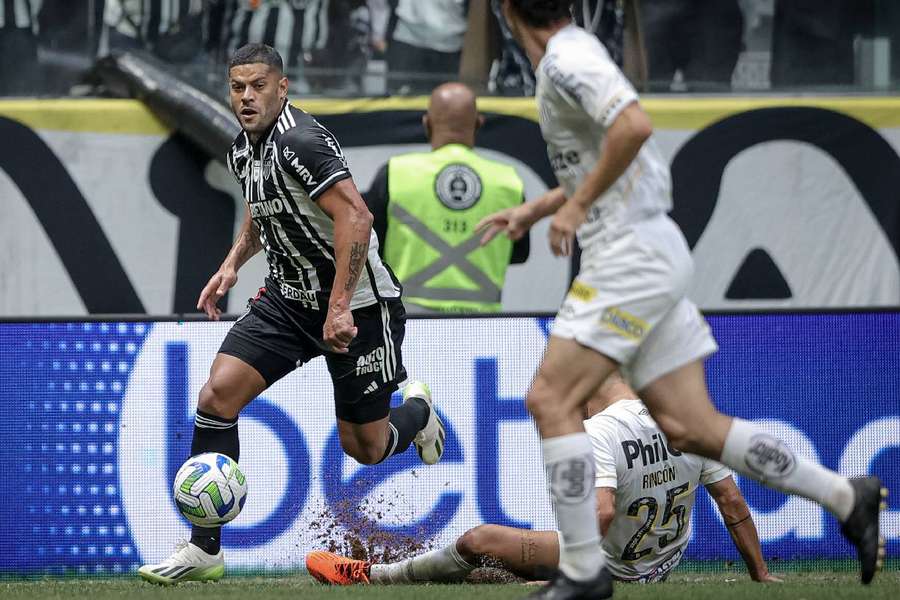 Hulk deu as assistências para os dois gols de Paulinho