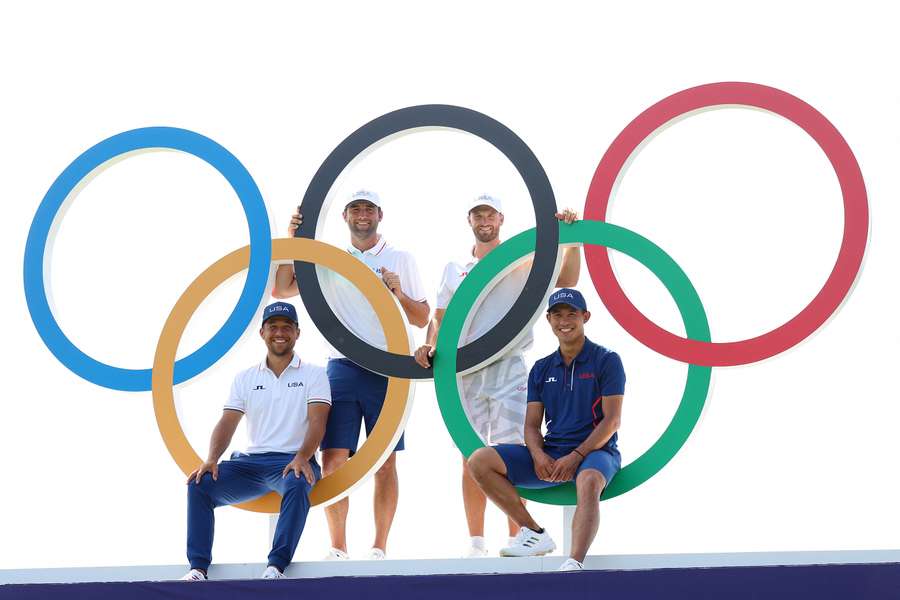 Team USA poseert met de Olympische ringen