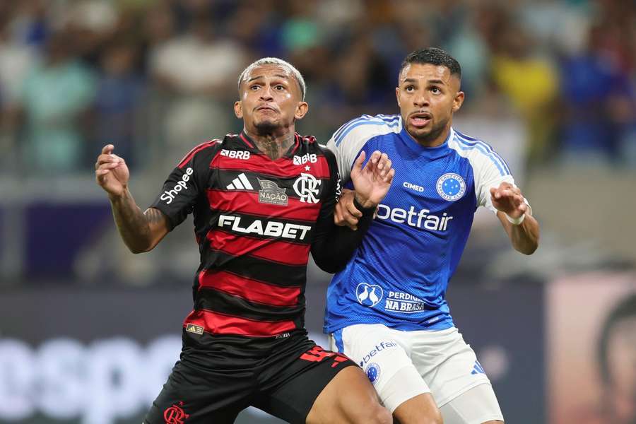 Cruzeiro's Wanderson battles for the ball with Flamengo's Wesley