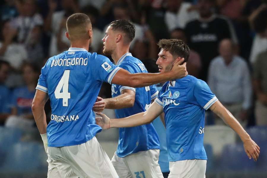 Gilmour viene portato in trionfo dopo il gol dell'1-0