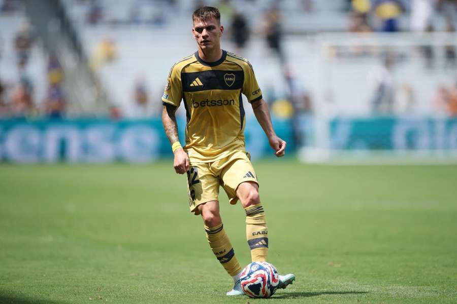 Kevin Zenón golpea la bola