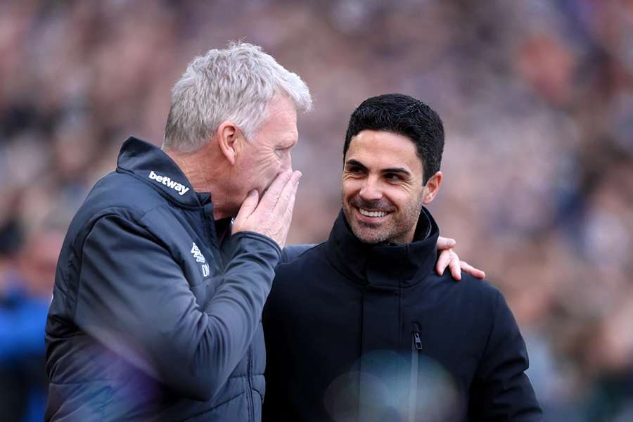Zleva trenéři David Moyes a Mikel Arteta.