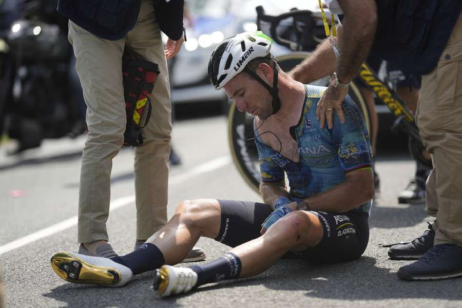 Cavendish crashed out on the eighth stage