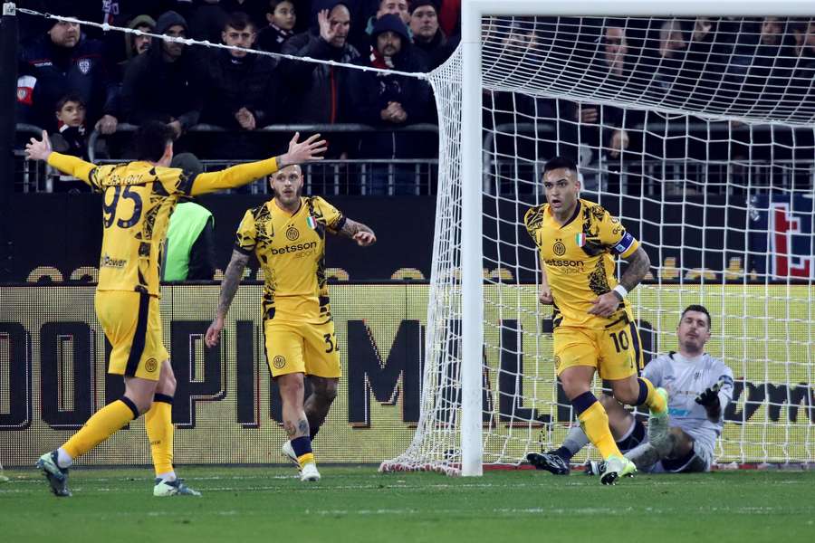 Lautaro Martínez zvyšoval v Cagliari na 2:0 na pro Inter.