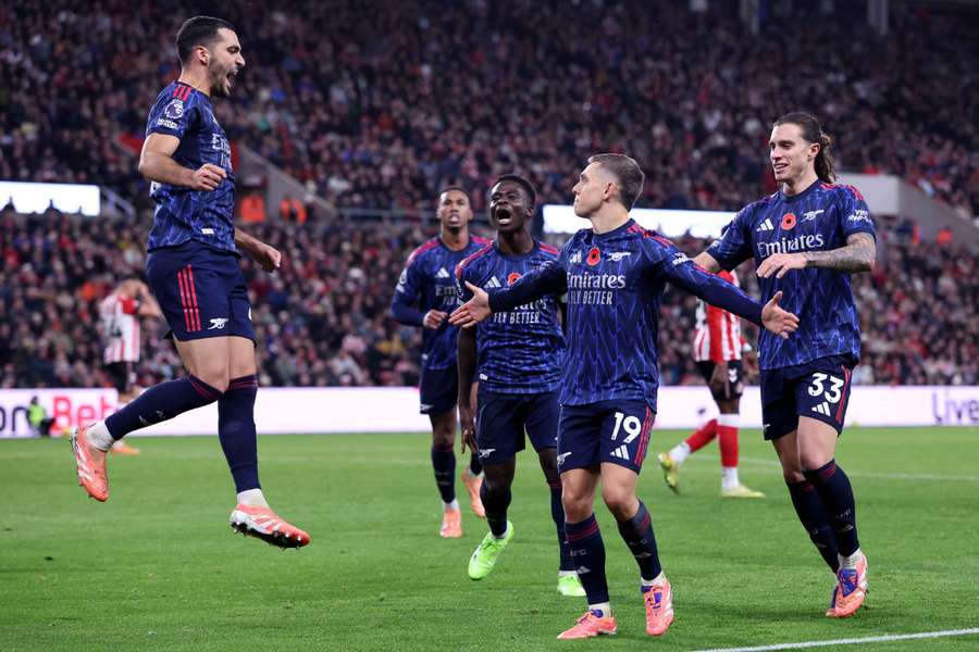 Leandro Trossard celebrates with teammates after giving Arsenal the lead over Sunderland