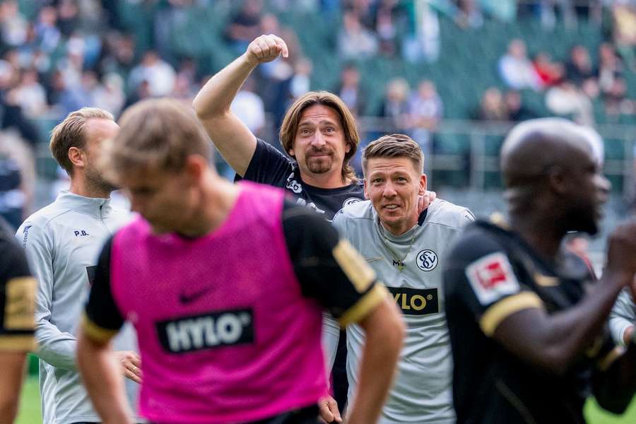 Vincent Wagner jubelt trotz Platzverweis nach dem Auswärtssieg der "Elv" bei Borussia Mönchengladbach. Vincent Wagner jubelt trotz Platzverweis nach dem Auswärtssieg der "Elv" bei Borussia Mönchengladbach.