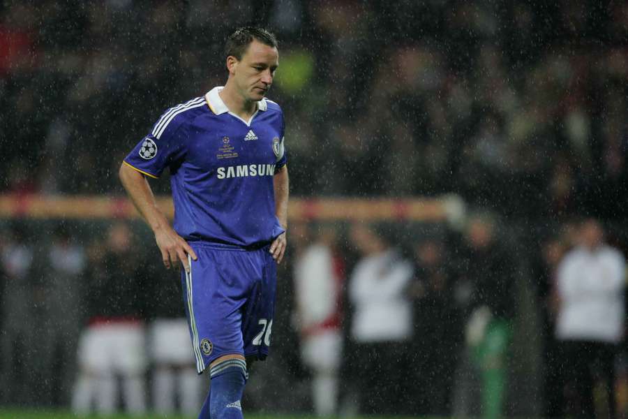 John Terry, după lovitura de pedeapsă ratată în finala Champions League 2008 dintre Chelsea și Manchester United John Terry, după lovitura de pedeapsă ratată în finala Champions League 2008 dintre Chelsea și Manchester United