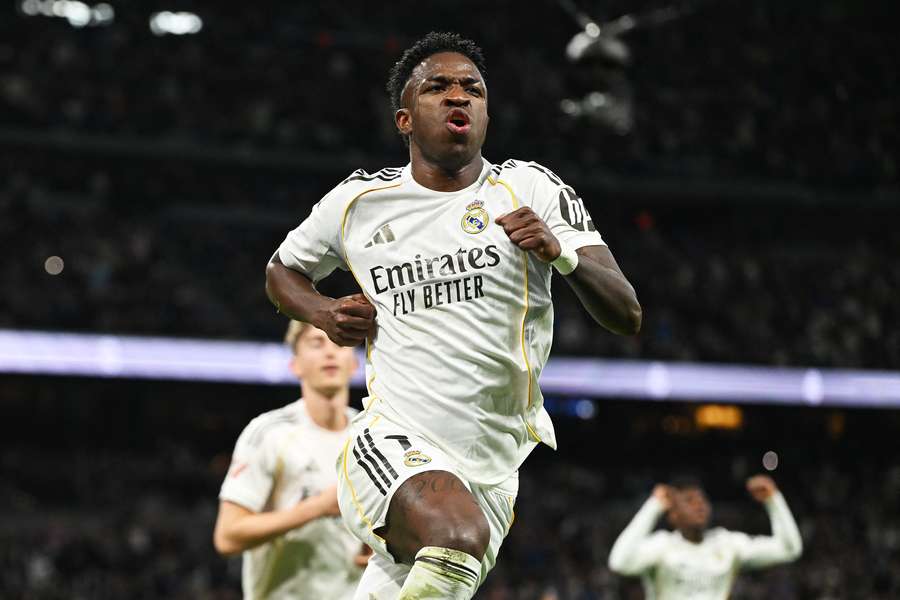 Vinicius Junior celebruje drugiego gola dla Realu Madryt podczas meczu LaLiga EA Sports pomiędzy Realem Madryt CF a Realem Sociedad na stadionie Santiago Bernabéu.