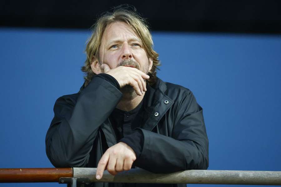 Sven Mislintat is aandachtig toeschouwer bij een wedstrijd van Jong Ajax