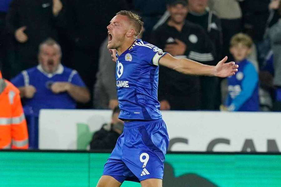 Jamie Vardy zařídil Leicesteru při návratu do Premier League bod s Tottenhamem.