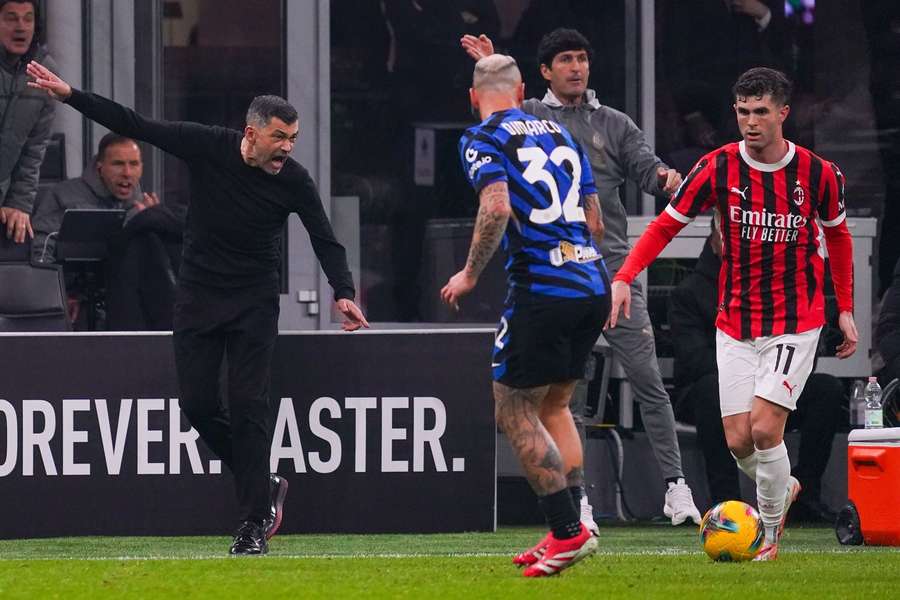 Christian Pulisic affronta Federico Dimarco nell'ultimo derby tra Milan e Inter