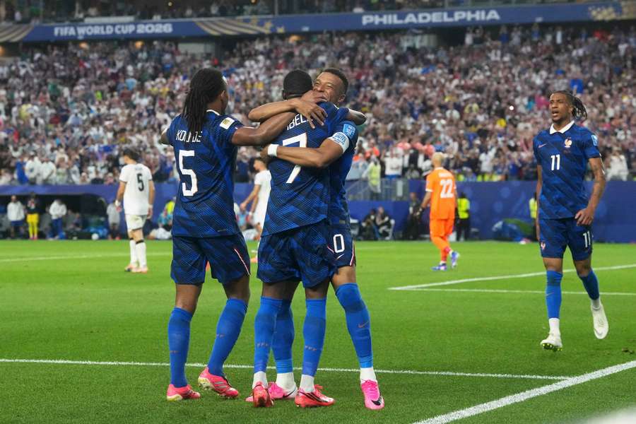 Radost Mbappého a Dembélého ze vstřelené branky. Radost Mbappého a Dembélého ze vstřelené branky.