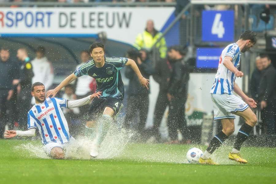 Bizarre rainfall terrorised the game between Heerenveen and Ajax
