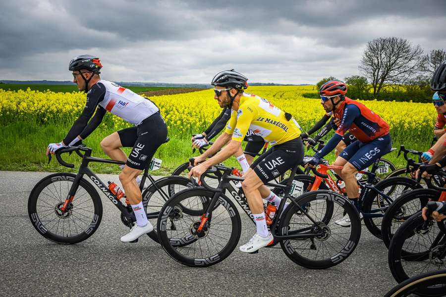 Adam Yates (in gelb) gewann die Tour de Romandie