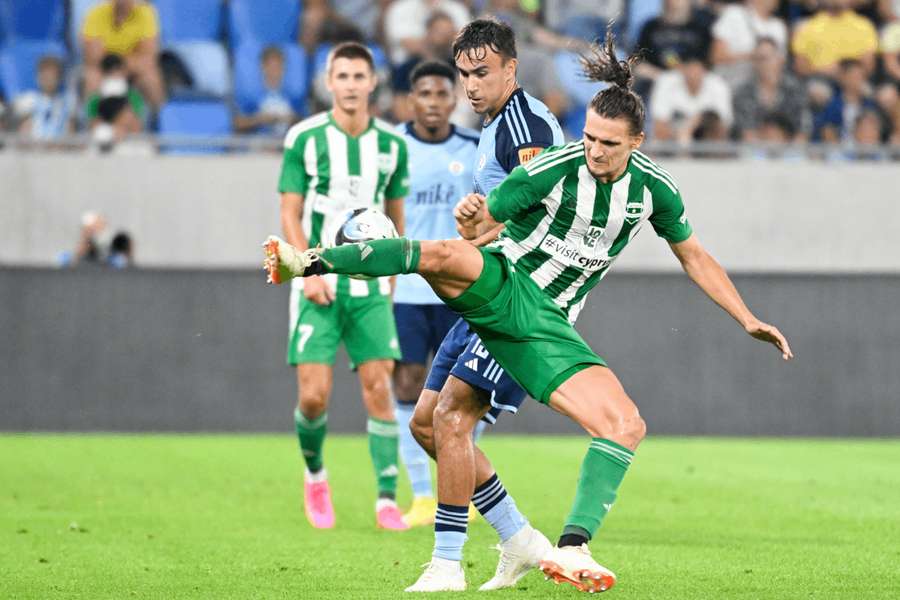 V popredí slovenský stredopoliar Július Szöke (Aris) a v pozadí David Strelec (Slovan).