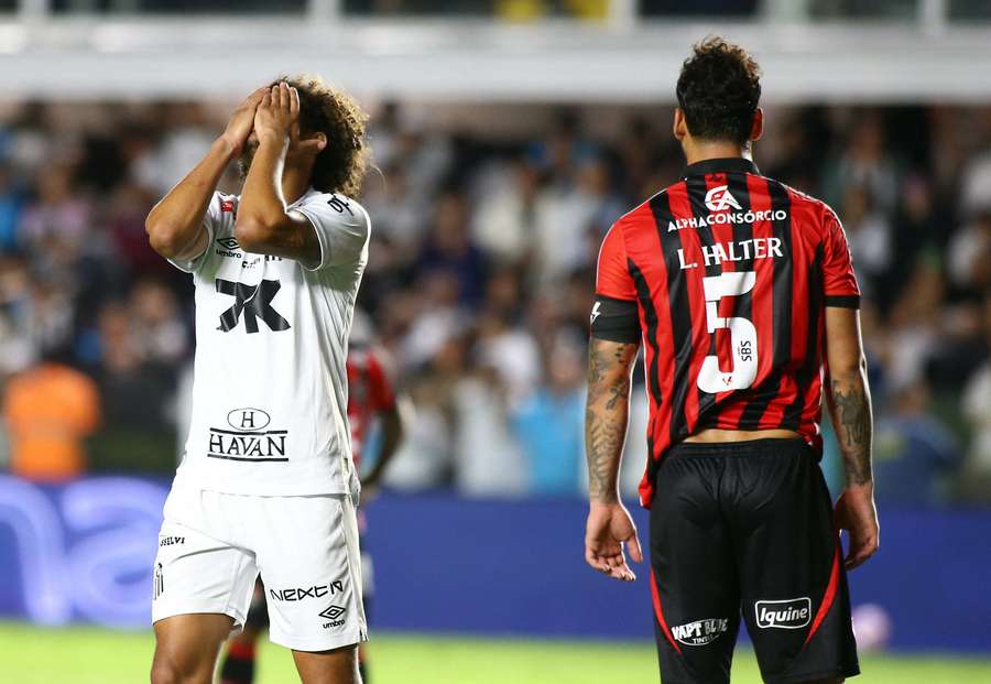 O Santos perdeu diversas chances no segundo tempo O Santos perdeu diversas chances no segundo tempo