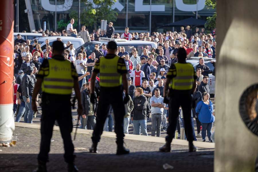 Politie en Ajax-supporters bij de Johan Cruijff ArenA na de gestaakte wedstrijd tussen Ajax en Feyenoord