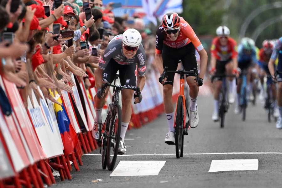 Jasper Philipsen (l.) gewann im Sprint gegen Mads Pedersen