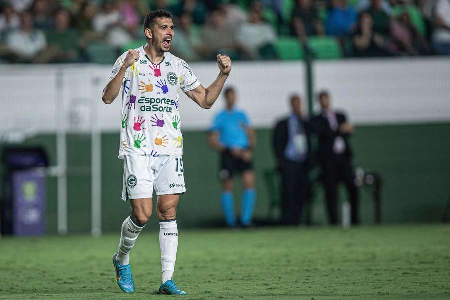 Bruno Melo vibra com gol que iniciou a reação do Goiás