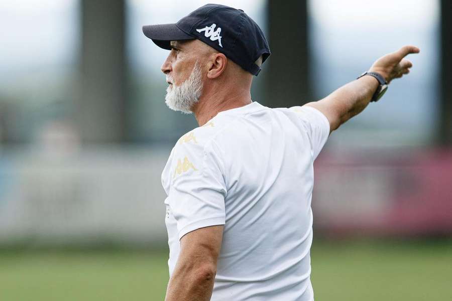 Álvaro Pacheco no comando de um treino do Estoril