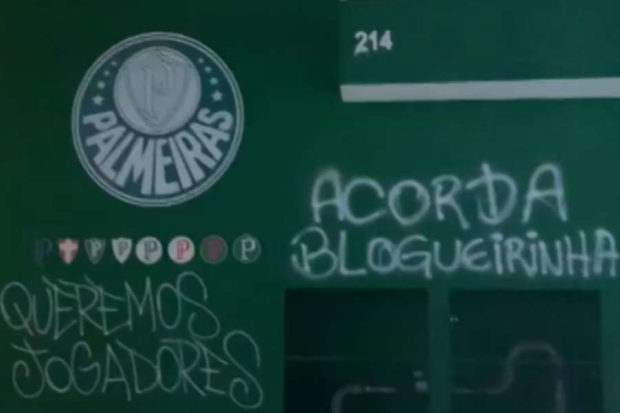 Torcedores do Palmeiras picham sede social do clube: "Queremos jogadores"