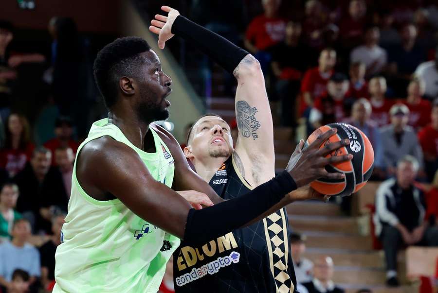 Theis (r.) im Zweikampf mit Youssoupha Fall