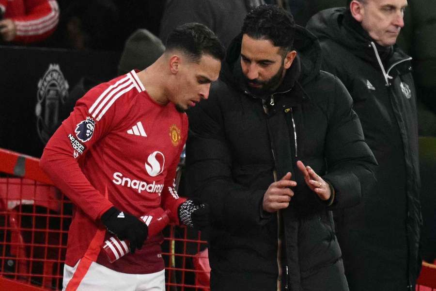 Antony recibe instrucciones de Amorim en sus últimos minutos con el Manchester United