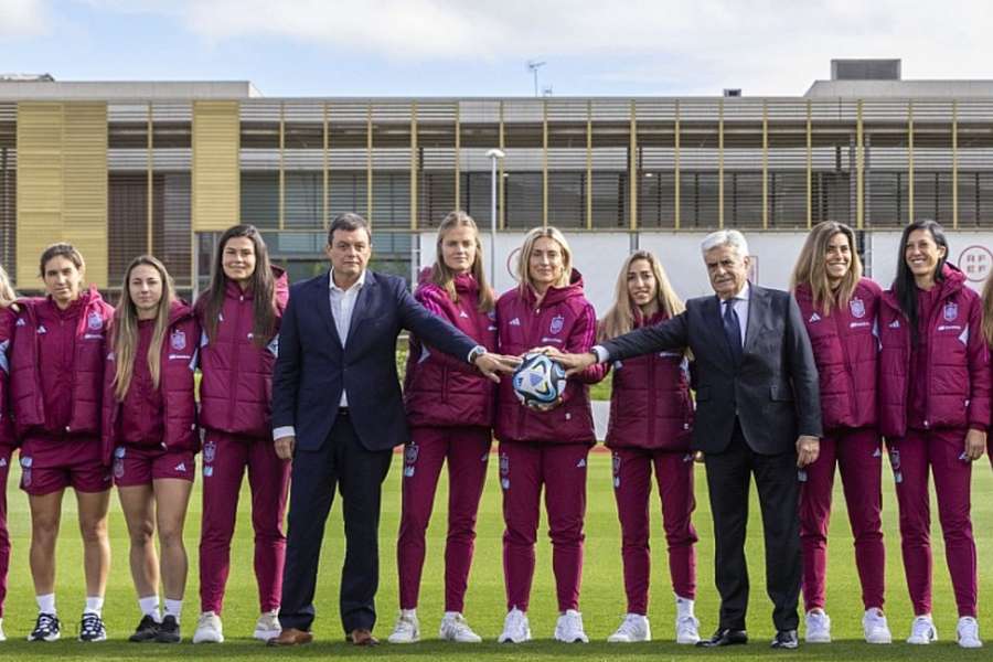 Pedro Rocha e Víctor Francos com as jogadoras da seleção nacional