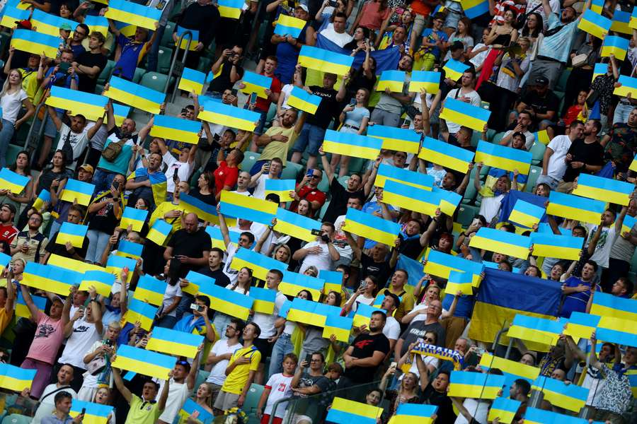 Kibice we Wrocławiu trzymają ukraińskie flagi w geście solidarności z rozdartym wojną krajem