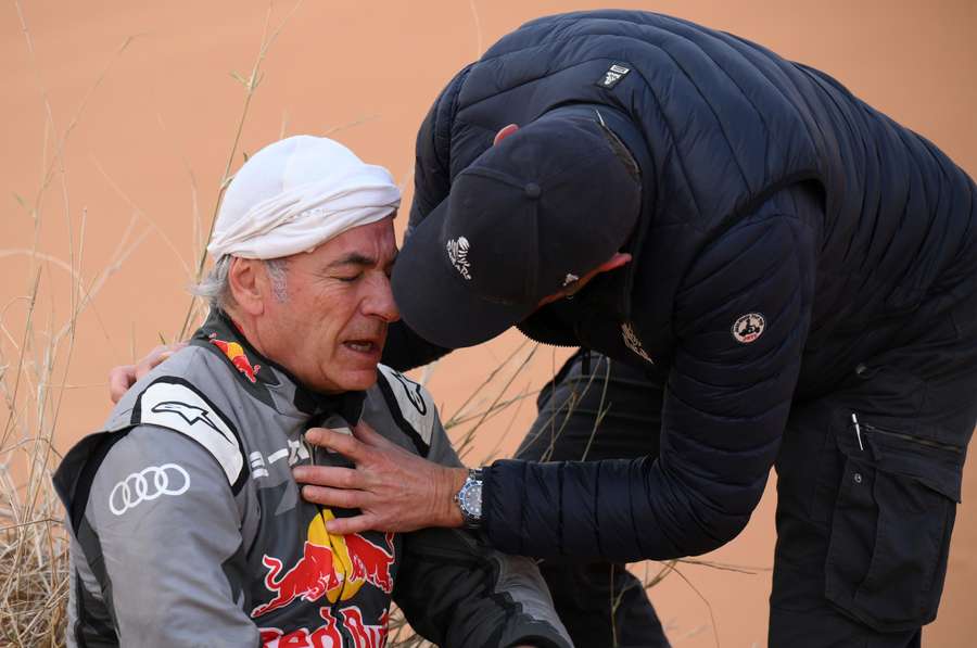 Carlos Sainz, después del accidente que sufrió en el Dakar.